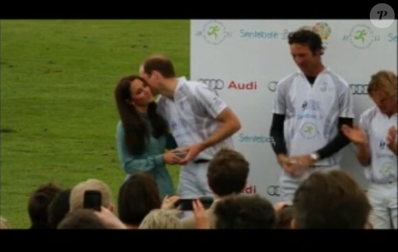 Les princes William et Harry jouaient le 13 mai 2012 l'Audi Polo Challenge annuel, à Ascot (Berkshire), cette année au profit de la Fondation Sentebale soutenue par Harry. Kate Middleton, superbe dans une robe Libelula, a remis les prix.
