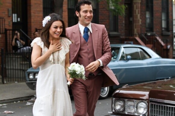 Mila Kunis et Clive Owen lors d'une scène de mariage sur le tournage de Blood Ties de Guillaume Canet, à New York le 14 mai 2012.
