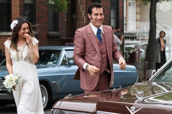 Mila Kunis et Clive Owen lors d'une scène de mariage sur le tournage de Blood Ties de Guillaume Canet, à New York le 14 mai 2012.
