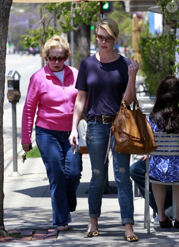 Katherine Heigl se promène avec sa mère à Los Feliz à Los Angeles le 4 mai 2012