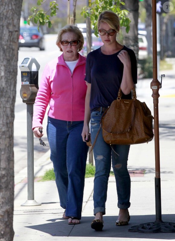 Moment de tendresse pour Katherine Heigl et sa mère à Los Feliz à Los Angeles le 4 mai 2012