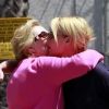 Câlin pour Katherine Heigl et sa mère à Los Feliz à Los Angeles le 4 mai 2012