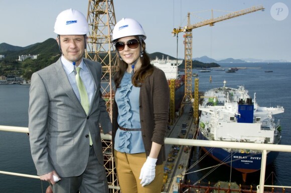 En visite sur les chantiers navals Daewoo le 12 mai 2012. Le prince Frederik et la princesse Mary de Danemark étaient en visite officielle en Corée du Sud du 10 au 15 mai 2012.