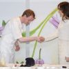 La princesse Mary a pris quelques conseils de cuisine auprès du chef Ronni Mortensen. Le prince Frederik et la princesse Mary de Danemark étaient en visite officielle en Corée du Sud du 10 au 15 mai 2012.