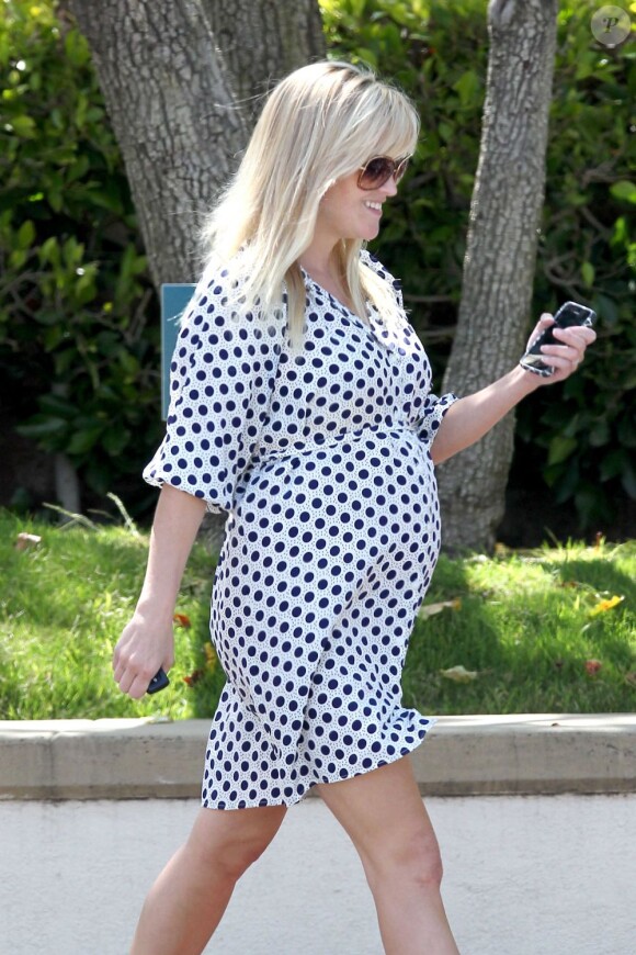 Reese Witherspoon supervise les travaux de sa nouvelle maison à Los Angeles le 15 mai 2012
