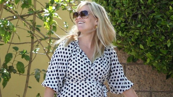 Reese Witherspoon : Très enceinte, elle parade en affichant son gros ventre