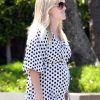 Très enceinte, Reese Witherspoon parade dans son quartier de Brentwood, Los Angeles, le 15 mai 2012