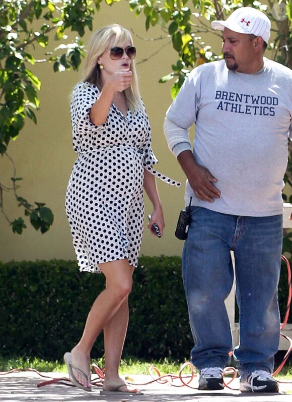 Sublime et très enceinte, Reese Witherspoon parade dans son quartier de Brentwood, Los Angeles, le 15 mai 2012