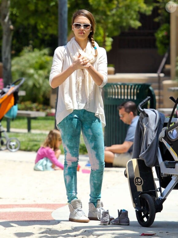 Jessica Alba, maman stylée pour un après-midi au parc en famille. Beverly Hills, le 12 mai 2012.