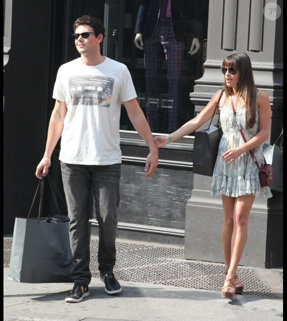 Lea Michele et Cory Monteith main dans la main au cours d'une session shopping dans les rues de New York, le 16 mai 2012.