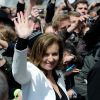 Valérie Trierweiler salue la foule, le jour de la passation de pouvoir, à Paris, le 15 mai 2012.