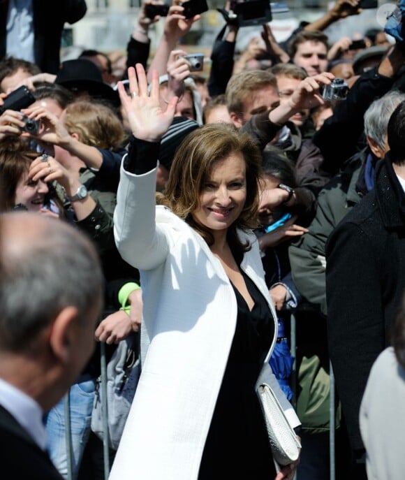 Valérie Trierweiler salue la foule, le jour de la passation de pouvoir, à Paris, le 15 mai 2012.