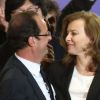 Valérie Trierweiler et François Hollande fêtent la victoire place de la Bastille à Paris, le 6 mai 2012.