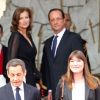 Nicolas Sarkozy et Carla Bruni quittent l'Elysée sous le regard du nouveau couple présidentiel François Hollande et Valérie Trierweiler, à Paris, le 15 mai 2012.