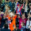 Sarah Bouhaddi et Sonia Bompastor soulèvent le trophée lors de la finale de la Ligue des Champions féminines remportée par l'équipe de Lyon à Munich le 17 mai 2012 face à Francfort (2-0)
