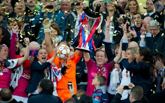 Sarah Bouhaddi et Sonia Bompastor soulèvent le trophée lors de la finale de la Ligue des Champions féminines remportée par l'équipe de Lyon à Munich le 17 mai 2012 face à Francfort (2-0)