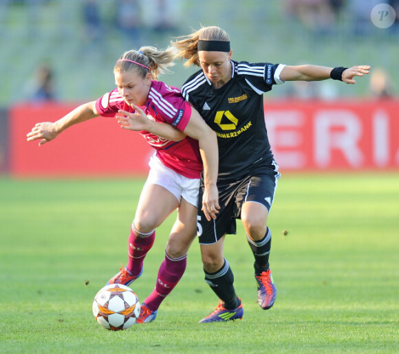 Sara Thunebro et Eugenie Le Sommer lors de la finale de la Ligue des Champions féminines remportée par l'équipe de Lyon à Munich le 17 mai 2012 face à Francfort (2-0)
