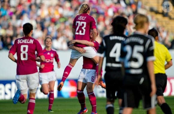 Camille Abily et ses partenaires lors de la finale de la Ligue des Champions féminines remportée par l'équipe de Lyon à Munich le 17 mai 2012 face à Francfort (2-0)