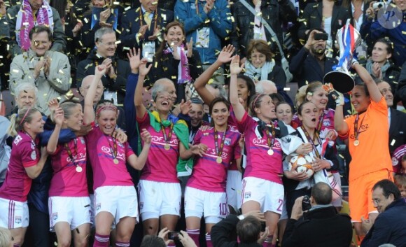 L'équipe lyonnaise laisse éclater sa joie lors de la finale de la Ligue des Champions féminines remportée par l'équipe de Lyon à Munich le 17 mai 2012 face à Francfort (2-0)