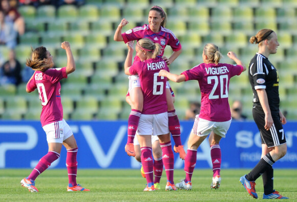 Camille Abily, Sabrina Viguier, Amandine Henry et Louisa Necib lors de la finale de la Ligue des Champions féminines remportée par l'équipe de Lyon à Munich le 17 mai 2012 face à Francfort (2-0)