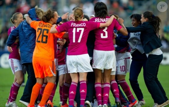 Les Lyonnaises victorieuses lors de la finale de la Ligue des Champions féminines remportée par l'équipe de Lyon à Munich le 17 mai 2012 face à Francfort (2-0)