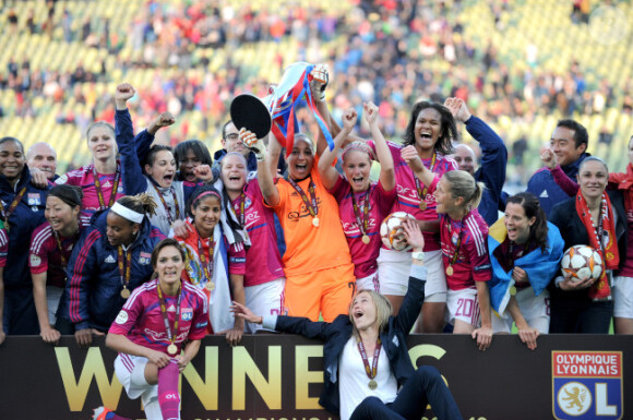 L'équipe lyonnaise célèbre la victoire lors de la finale de la Ligue des Champions féminines remportée Lyon à Munich le 17 mai 2012 face à Francfort (2-0)