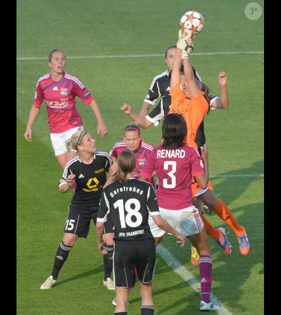 Les Lyonnaises au duel lors de la finale de la Ligue des Champions féminines remportée par l'équipe de Lyon à Munich le 17 mai 2012 face à Francfort (2-0)