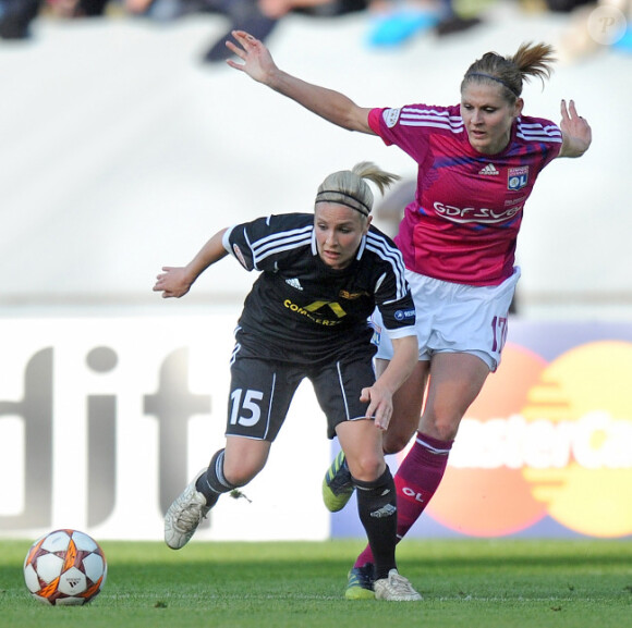 Svenja Huth et Corine Franco lors de la finale de la Ligue des Champions féminines remportée par l'équipe de Lyon à Munich le 17 mai 2012 face à Francfort (2-0)