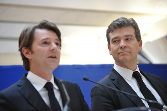 François Baroin passe la main au nouveau ministre Arnaud Montebourg à Paris, le 17 mai 2012.