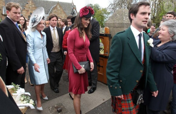 Pippa Middleton à l'église paroissiale d'Aberlady pour le mariage de son amie Camilla Hook avec Sam Holland, petit-fils du réalisateur oscarisé Lord Richard Attenborough, le 19 mai 2012, près d'Edimbourg (Ecosse).