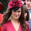 Pippa Middleton, dans une robe Issa rouge framboise (modèle Forever), au mariage de son amie Camilla Hook avec Sam Holland, petit-fils du réalisateur oscarisé Lord Richard Attenborough, le 19 mai 2012 à Aberlady, près d'Edimbourg (Ecosse).