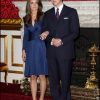 Kate Middleton dans une robe saphir Issa, modèle Forever, le 16 novembre 2010 lors de l'annonce de ses fiançailles avec le prince William.
