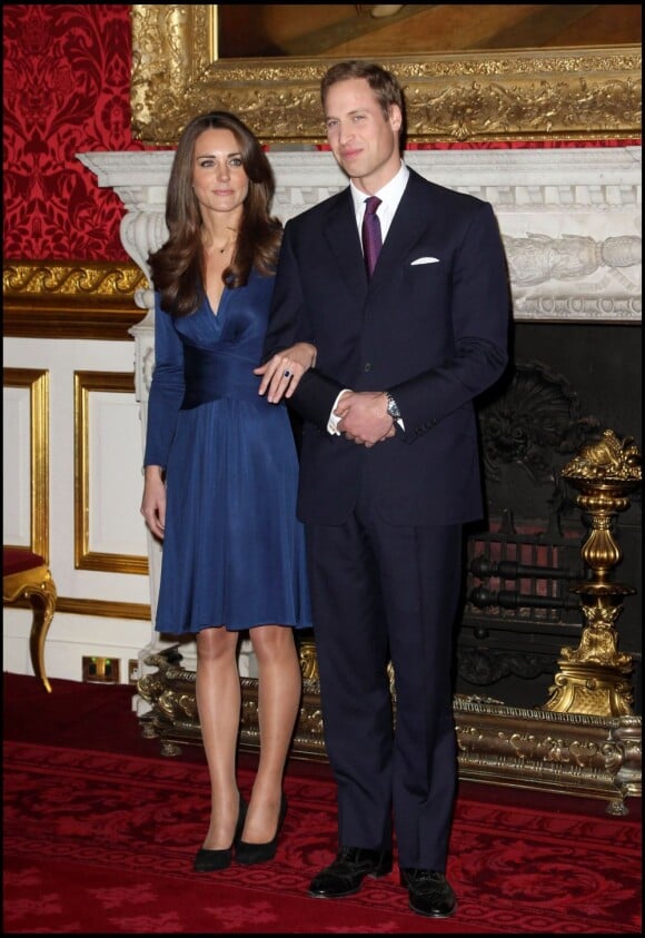 Kate Middleton dans une robe saphir Issa, modèle Forever, le 16 novembre 2010 lors de l'annonce de ses fiançailles avec le prince William.