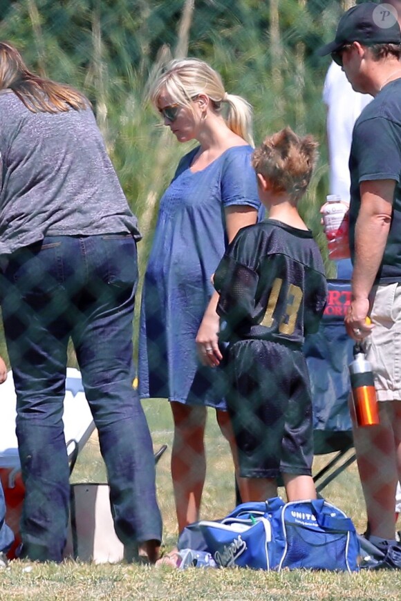 Reese Witherspoon accompagne son fils à un match de foot à Brentwood, Los Angeles, le 19 mai 2012