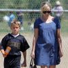 Reese Witherspoon, très enceinte, et son fils Deacon vont à un match de football à Brentwood, Los Angeles, le 19 mai 2012