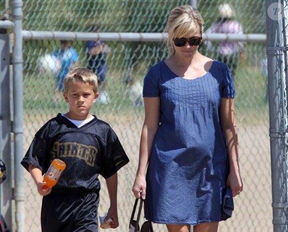 Reese Witherspoon, très enceinte, et son fils Deacon vont à un match de football à Brentwood, Los Angeles, le 19 mai 2012