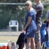 En compagnie de son mari Jim Toth, Reese Witherspoon, très enceinte, supporte son fils Deacon qui joue au football à Brentwood, Los Angeles, le 19 mai 2012