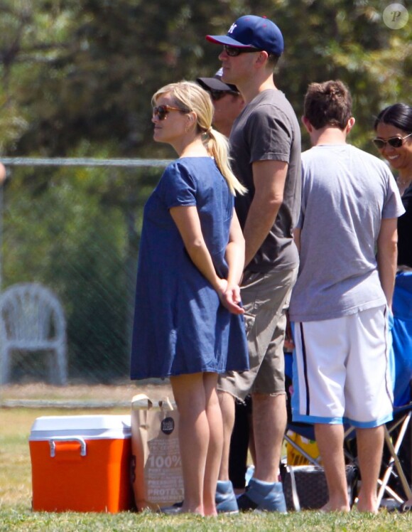 Reese Witherspoon, très enceinte, supporte son fils Deacon qui joue au football à Brentwood, Los Angeles, le 19 mai 2012