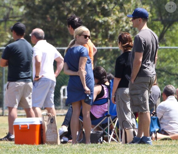 Reese Witherspoon et son mari Jim Toth, supportent le fils de l'actrice qui joue au football à Brentwood, Los Angeles, le 19 mai 2012