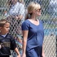Reese Witherspoon, bien enceinte et toujours mère poule pour son fils sportif