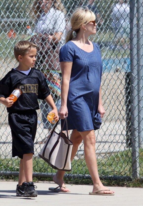 Reese Witherspoon, très enceinte, supporte son fils Deacon qui joue au football à Brentwood, Los Angeles, le 19 mai 2012