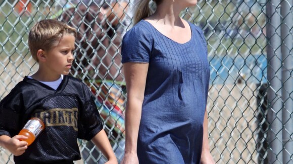 Reese Witherspoon, bien enceinte et toujours mère poule pour son fils sportif