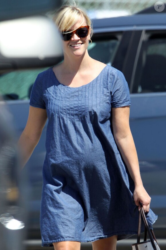 Reese Witherspoon, radieuse et très enceinte, supporte son fils Deacon qui joue au football à Brentwood, Los Angeles, le 19 mai 2012