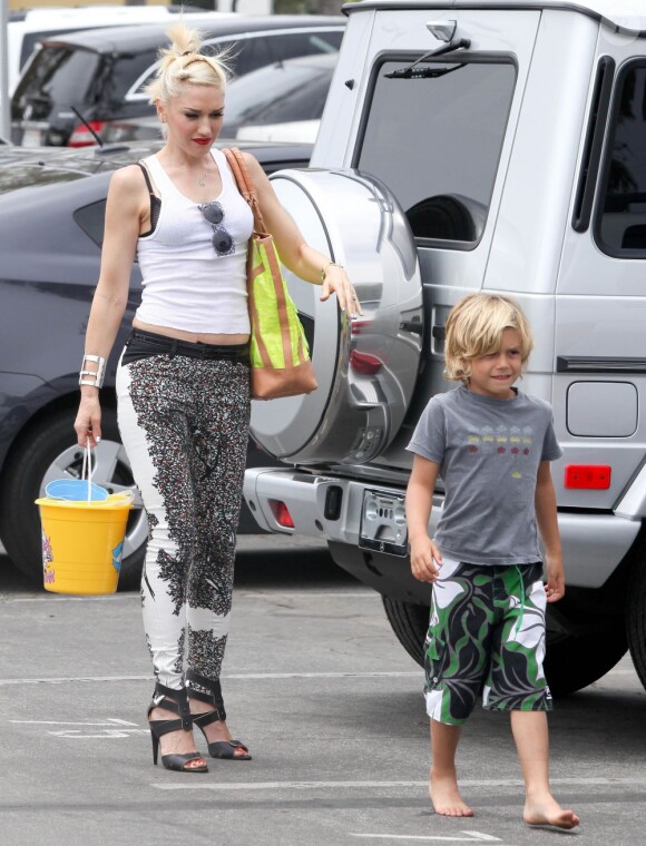 Gwen Stefani emmène ses fils Kingston et Zuma à une fête sur la plage à Los Angeles le 20 mai 2012