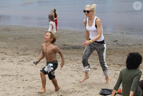 Gwen Stefani et ses fils Kingston et Zuma sur la plage à Los Angeles le 20 mai 2012