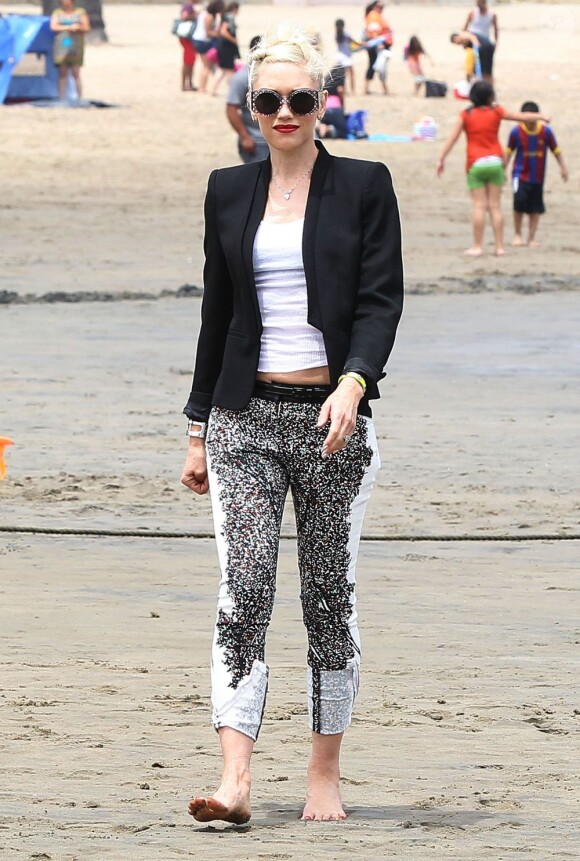 Elégante les pieds dans le sable, Gwen Stefani et ses fils Kingston et Zuma sur la plage à Los Angeles le 20 mai 2012