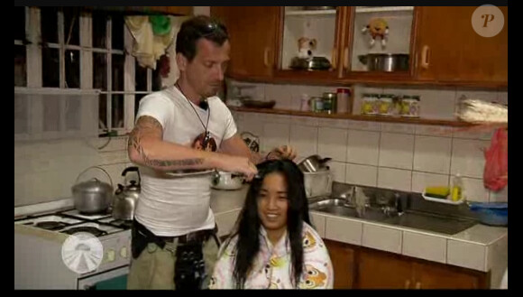 Joël offre ses talents de coiffeur aux jeunes femmes qui l'accueillent dans la bande-annonce de Pékin Express - Le Passager Mystère sur M6 mercredi 23 mai 2012