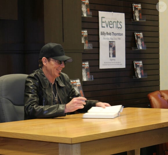 Billy Bob Thornton dédicace son livre autobiographique The Billy Bob Tapes: A Cave Full of Ghosts chez Barnes & Noble à Los Angeles le 21 mai 2012