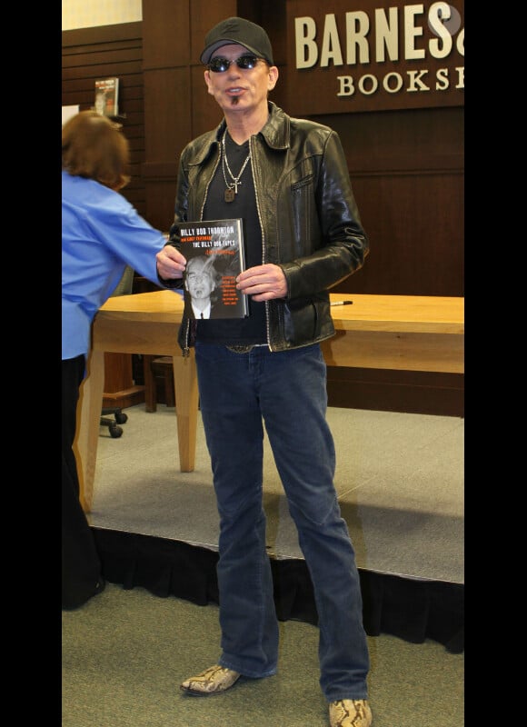 Billy Bob Thornton dédicace son livre autobiographique The Billy Bob Tapes: A Cave Full of Ghosts chez Barnes & Noble à Los Angeles le 21 mai 2012