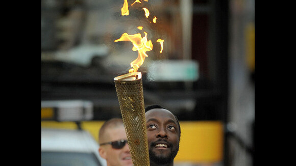 Will.i.am : Un relayeur de la flamme olympique incapable de lâcher son portable